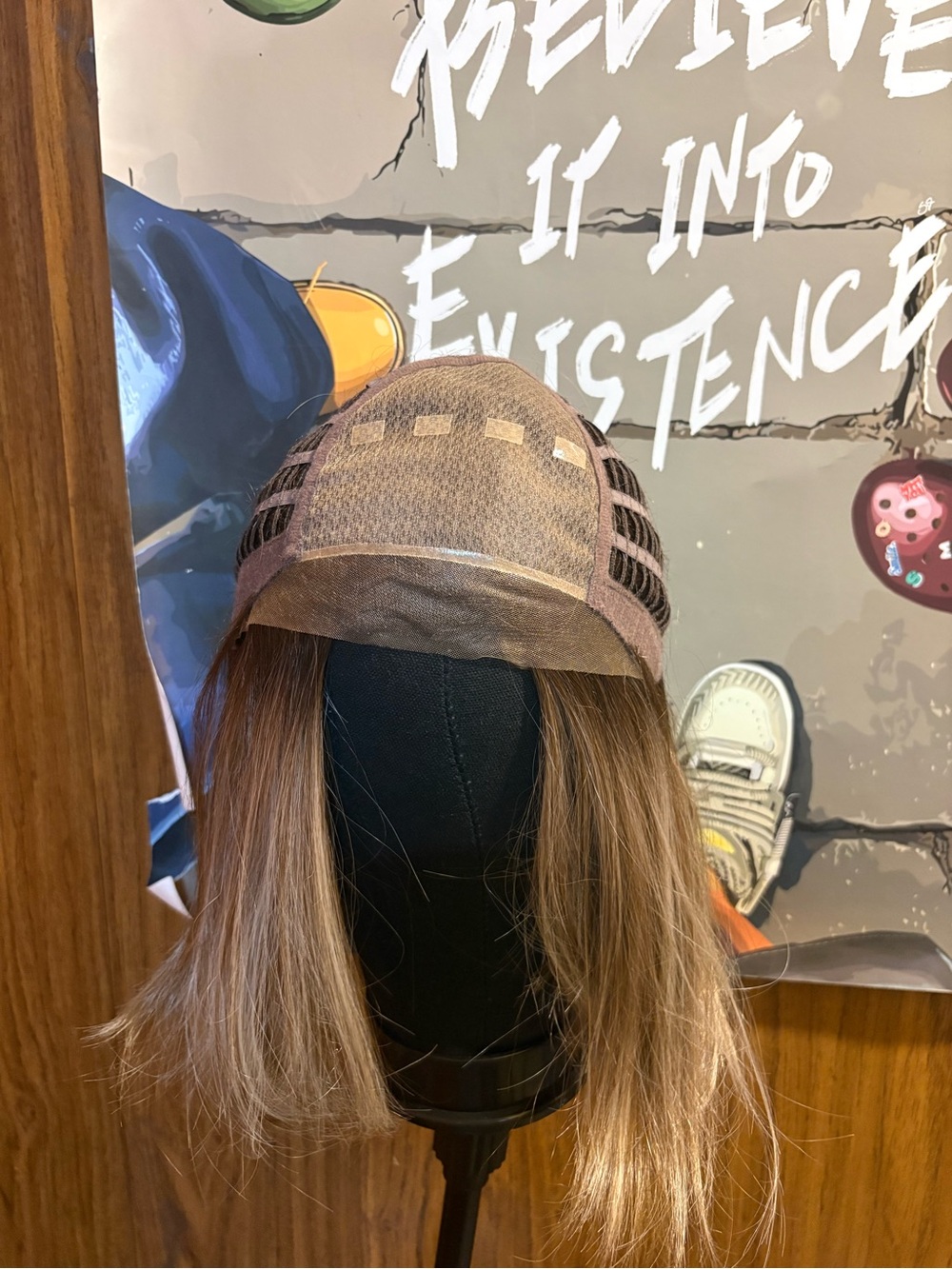 Short Layered Women's Wig in Light Brown with Blonde Highlights - Picture 9 of 11